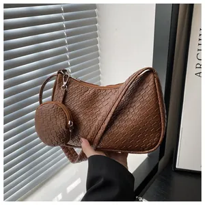 Detail der braunen gewebten Halbmond-Schultertasche mit passender runder Münzbörse Set