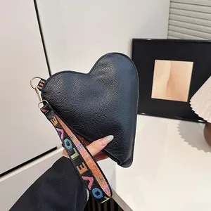 Porte-monnaie Pochette en Cuir PU Forme de Coeur Femmes Avec Dragonne Lettre LOVE Colorée Texture Litchi Petit Sac Mode