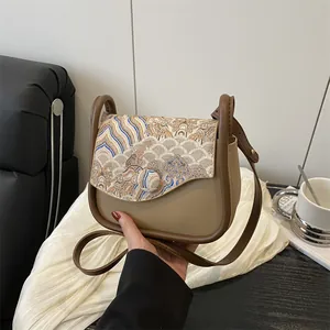 Bolso bandolera caqui retro con bordado vintage de montaña y correa de cuero