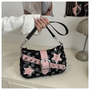 Detail van Y2K denim schoudertas met sterrenprint, roze lederen bies en ketting