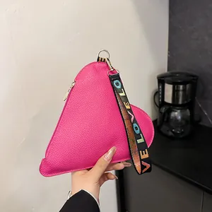 Porte-monnaie tendance en cuir rouge rose en forme de cœur avec dragonne tissée LOVE colorée