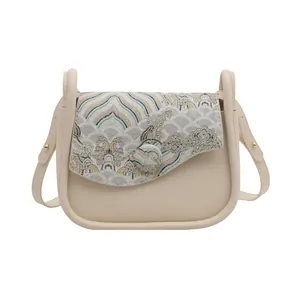 Bolso de hombro de cuero crema con solapa de brocado tradicional chino y oro elegante