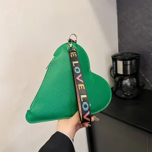 Porte-monnaie vert en cuir en forme de cœur avec dragonne tissée LOVE colorée