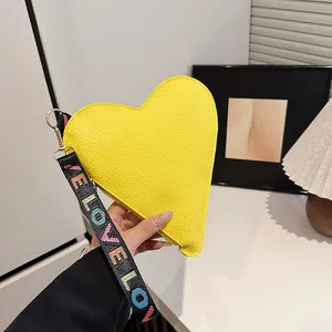 Porte-monnaie cœur jaune en cuir avec dragonne brodée LOVE et texture grain de litchi