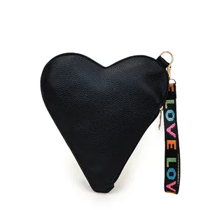 Porte-monnaie cœur noir en cuir grainé avec dragonne brodée de lettres LOVE