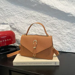 Καφέ μινιμαλιστική τσάντα ώμου με χρυσή μεταλλική αγκράφα και επάνω λαβή για γυναίκες