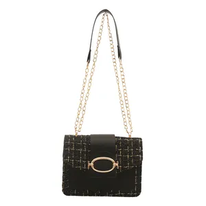 Sac bandoulière élégant en tweed noir avec chaîne dorée et boucle métallique