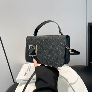 Sac à bandoulière chic en paillettes noires avec boucle dorée et poignée sur le dessus