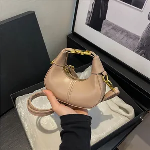 Sac à main demi-lune beige avec fermoir doré et bandoulière réglable pour femmes