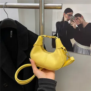 Sac à main demi-lune jaune vif minimaliste avec détails dorés et bandoulière réglable