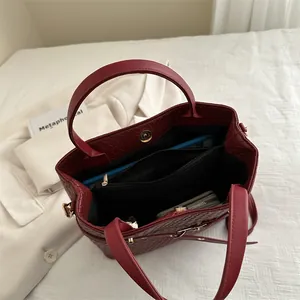 Borsa a secchiello intrecciata bordeaux vintage con ampio interno e vari scomparti