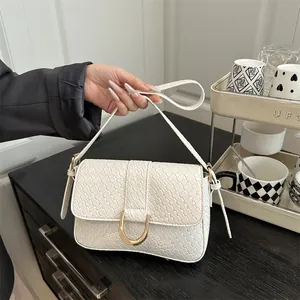 Witte crossbodytas met geweven textuur en elegante gouden U-vormige metalen gesp