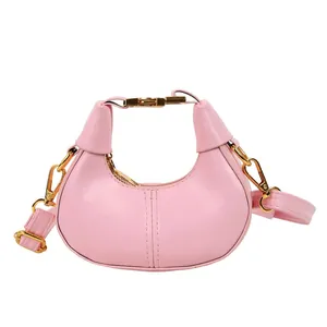 Sac hobo rose chic avec ferrures dorées et bandoulière réglable pour femme