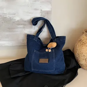 Große dunkelblaue Denim-Tragetasche mit Leder-Patch und Plüsch-Anhänger für den Alltag