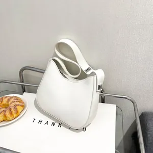 Minimalistische witte hobo-tas met zilveren hardware en gladde lederen afwerking