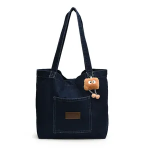 Große dunkelblaue Denim-Einkaufstasche mit Vordertasche und Plüsch-Anhänger-Accessoire