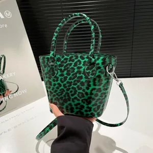 Sac à main léopard vert vif en cuir verni pour femme avec bandoulière réglable