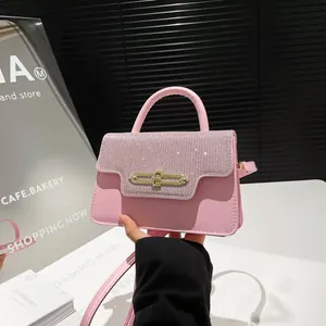 Ροζ τσάντα χιαστί με glitter καπάκι, χρυσό κλείδωμα και αφαιρούμενο λουράκι ώμου