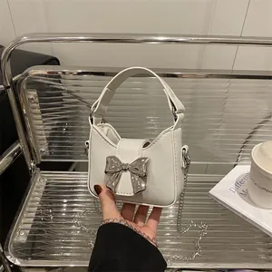 Weiße Mini-Handtasche für Mädchen mit Metallschleife und silbernem Kettenriemen