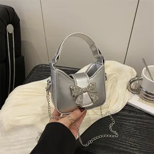 Silberne Mini-Handtasche für Mädchen mit Metallschleife und abnehmbarer Kette
