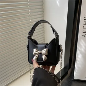 Mini-Handtasche für Mädchen aus schwarzem PU-Leder mit silberner Schleife und Kette