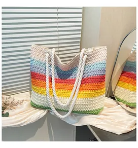 Gros plan détaillé du sac cabas rayé arc-en-ciel avec poignées en corde blanche et œillets