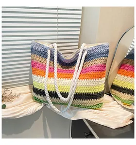 Détail du sac cabas tissé à rayures colorées avec poignée épaisse en corde de coton