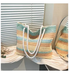 Détail du sac cabas à rayures colorées avec des anses en corde de coton blanc