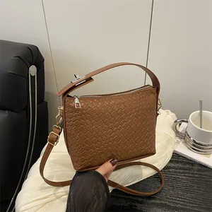 Sac à main bandoulière tressé marron avec poignée et sangle réglable pour femme