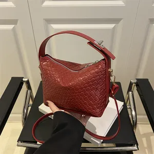 Sac à main bandoulière élégant en cuir tressé rouge foncé avec double bandoulière