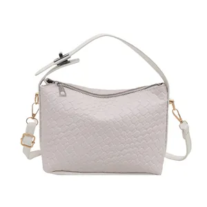 Sac à bandoulière tissé blanc cassé avec sangle réglable et texture en cuir