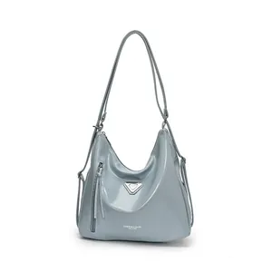 Sac hobo en cuir verni bleu clair avec finition brillante et triangle en métal
