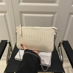 Sac bandoulière tressé crème chic avec bandoulière chaîne et bordure en perles argentées