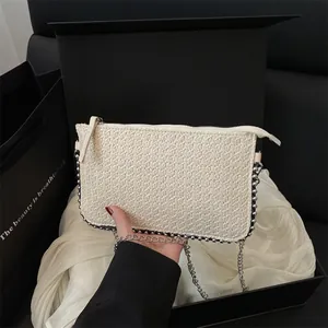 Sac bandoulière élégant en paille beige avec détails de rivets argentés pour femme