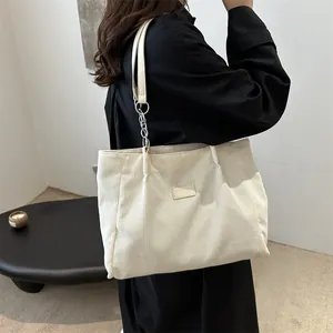 Modische beige Cord-Einkaufstasche mit Metallkettenriemen für Damen, große Kapazität