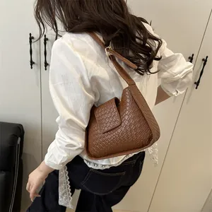 Sac à épaule marron foncé à texture crocodile et rabat pour le style quotidien des femmes
