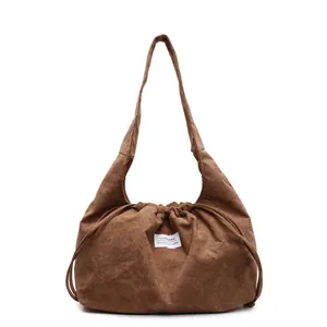 Sac à bandoulière marron en velours côtelé avec cordon de serrage et étiquette tissée