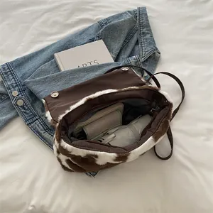 Sac bandoulière en peluche à motif vache marron et blanc pour un look tendance