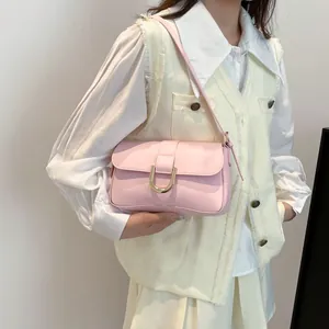 Minimalistische hellrosa Achseltasche mit goldener U-Schnalle und Klappe für Damen