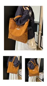 Dettaglio della borsa tote in velluto a coste caramello con etichetta Fashion