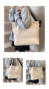 Dettaglio della borsa tote in velluto a coste beige con trama a coste e logo blu