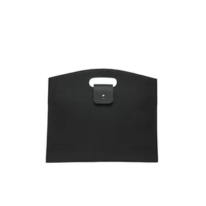 Minimalistische Handtasche aus schwarzem Litschileder mit Aussparungen und Magnetverschluss