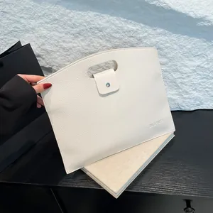 Minimalistische weiße Handtasche mit Litschi-Muster, ovalem Griff und Magnetverschluss