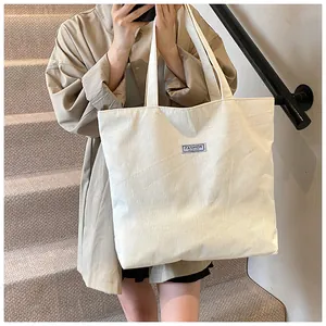 Dettaglio della borsa tote in velluto a coste bianco crema con patch Fashion Instinct