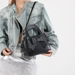 Sac à main chic en cuir PU noir pour femme avec grand nœud et finitions dorées