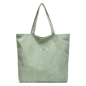 Grande borsa tote in velluto a coste verde chiaro da donna con etichetta moda casual