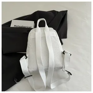 Detailansicht der Rückseite des weißen Cord-Rucksacks mit verstellbaren Trägern und Textur
