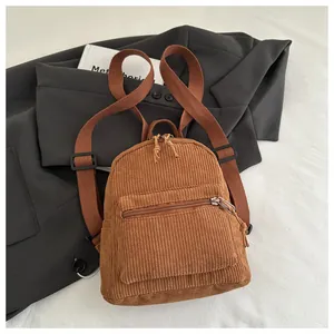 Detailaufnahme der braunen Cord-Struktur und Reißverschluss am Rucksack-Vorderfach