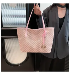Detailansicht der rosa Tragetasche mit M-Monogramm-Muster und goldenem Metallanhänger