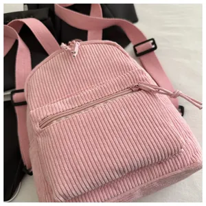 Details der rosa Cord-Struktur und der verstellbaren Schultergurte am Rucksack